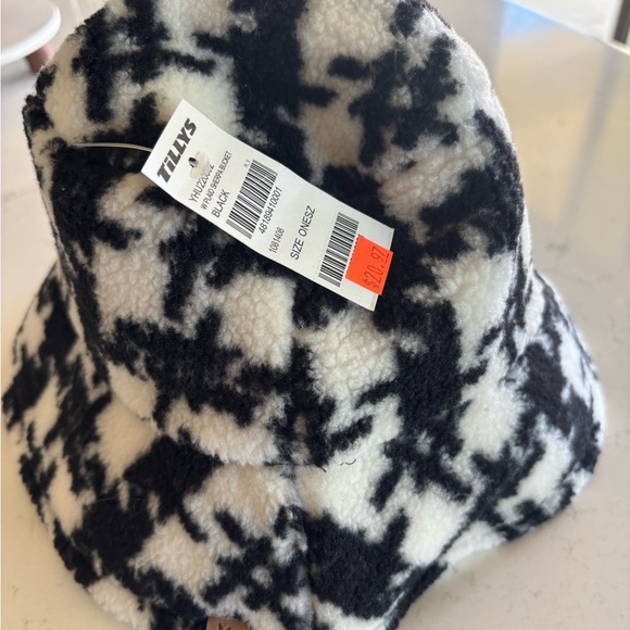 Super cute plaid bucket hat
Do everything with love - Picture 1 of 3